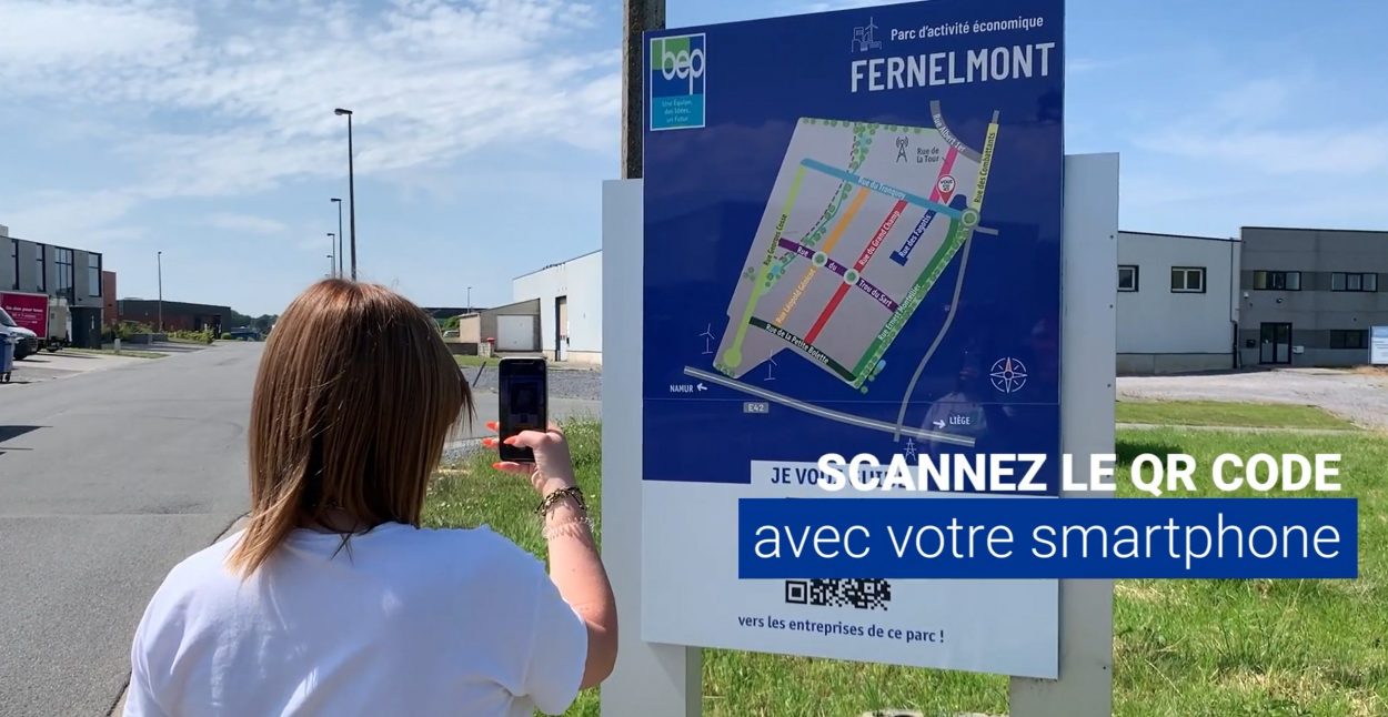 Une personne scanne le QR code avec son smartphone